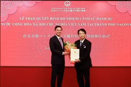 L’ambassadeur du Vietnam au Japon, Pham Quang Hieu (à gauche), et le professeur et docteur Natsume Nagato. Photo: VNA