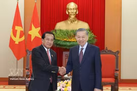 Le dirigeant Tô Lâm (à droite) et Vanhxay Phongsavanh, président de la Commission centrale de contrôle, inspecteur général de l’État et chef de la Commission centrale de lutte contre la corruption du Laos. Photo: VNA