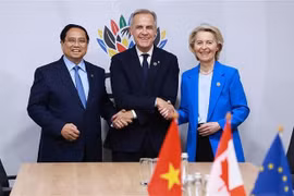 Le Premier ministre Pham Minh Chinh a rencontré le Premier ministre du Canada, Mark Carney, et la présidente de la Commission européenne (UE), Ursula von der Leyen. Photo: VNA