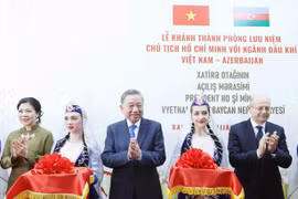 Le secrétaire général Tô Lâm et son épouse lors de la cérémonie d'inauguration de la salle commémorative. Photo: VNA