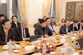 Le vice-Premier ministre Nguyen Chi Dung (3e à partir de la gauche), prend la parole. Photo: VNA