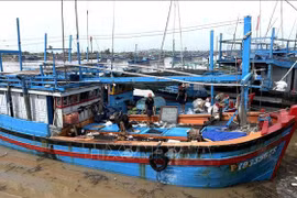 Des pêcheurs du port de Dong Tac (quartier de Phu Yen, province de Dak Lak) se préparent à prendre la mer. Photo : VNA
