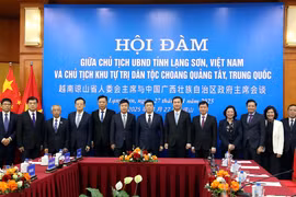 Représentants de Lang Son et du Guangxi (Chine) lors de l'entretien. Photo: VNA