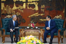 Le Premier ministre Pham Minh Chinh (à droite) et Hori Kenichi, président-directeur général du groupe japonais Mitsui. Photo: VNA