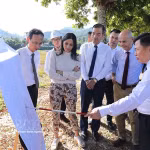 Le vice-président du Comité populaire de la province de Phu Tho, Dinh Cong Su, présente à la délégation française le projet de développement urbain d'adaptation au changement climatique dans la zone urbaine de Hoa Binh. Photo : VNA