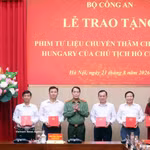 Remise des images d’archives du Président Ho Chi Minh au Bureau du Comité central du Parti, à la Télévision du Vietnam (VTV), à la Voix du Vietnam (VOV), à l’Agence vietnamienne d’information (VNA) et au Musée Ho Chi Minh. Photo: VNA
