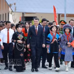Le Premier ministre Le Minh Hung et des enseignants, élèves de l'internat multi-niveaux de Muong Khuong dans la province de Lao Cai. Photo: VNA