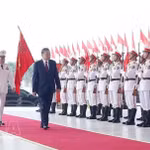 Le secrétaire général du Parti et président vietnamien, To Lam, passe en revue la garde d'honneur de la Sécurité publique populaire. Photo : VNA