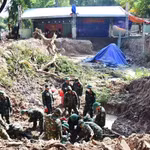 Recherche de dépouilles de martyrs au parc Le Thi Rieng, à Hô Chi Minh-Ville. Photo: nhandan.vn