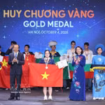 Des élèves vietnamiens décrochant une médaille d'or aux IOAA 2026. Photo: VNA