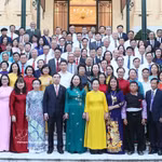 La vice-présidente Vo Thi Anh Xuan et des délégués au Congrès national consacré à la célébration des modèles d’apprentissage exemplaires et au bilan de cinq années de mise en œuvre de décisions du Premier ministre. Photo: VNA