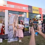 Visiteurs au 2e Festival mondial des cultures à Hanoï. Photo: VNA