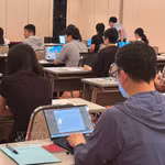 Candidats à l'examen de vietnamien sur ordinateur organisé à Osaka. Photo: VNA