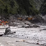 Opérations de sauvetage en cours sur le site du glissement de terrain au Tibet, en Chine. Photo : VNA
