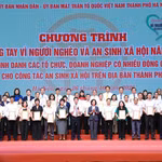 Remise des satisfecit aux représentants de collectivités, d'entreprises et d'organisations ayant contribué aux activités de protection sociale à Hanoï. Photo: https://thanhuyhanoi.vn/