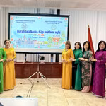 Représentantes de l’Association d’amitié Hongrie-Vietnam et de l’Association des Vietnamiens en Hongrie à la rencontre. Photo: VNA