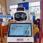 Au Centre des services administratifs publics de la commune de Lai Hoa, les citoyens sont accueillis par un robot réceptionniste intelligent. Photo: VNA