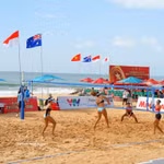 Le tournoi international de beach-volley féminin 2026 a débuté le 14 août au complexe touristique NovaWorld Phan Thiet. Photo: VNA
