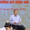 Le vice-Premier ministre permanent Pham Gia Tuc, chef du Comité directeur central pour la politique du logement et le marché immobilier, s’exprime lors de la réunion. Photo : VNA