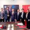 Le ministre vietnamien des Finances Ngô Van Tuân pose pour une photo souvenir avec des représentants de FinDev Canada. Photo : nhandan.vn