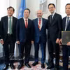 Le président du Comité populaire de la ville de Dà Nang, Nguyên Manh Hung (troisième à partir de la gauche), lors d'une réunion avec des dirigeants du PNUD à New York. Photo : VNA