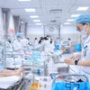 Des patients reçoivent des soins à l’hôpital Bach Mai, à Hanoi. Photo : VNA