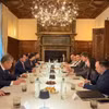 Le membre du Politburo et secrétaire du Comité du Parti de la ville de Hanoi, Trân Duc Thang rencontre des représentants d’Aquitara Fund et de 512 Capital B.V. Photo : Département des affaires extérieures de Hanoi