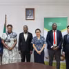 L’ambassadrice Trân Thi Thu Thin et la délégation de l’ambassade du Vietnam au Mozambique posent pour une photo souvenir avec le directeur Jorge Vidigal Fole et des responsables clés de l’Institut mozambicain de la noix de cajou. Photo: VNA