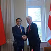 Le ministre de l’Industrie et du Commerce, Lê Manh Hung, et le ministre canadien de l’Énergie et des Ressources naturelles, Tim Hodgson, se serrent la main avant leur entretien à Ottawa. Photo : VNA