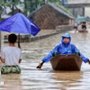 Des habitants de la commune de Quang Bi, à Hanoi, se retrouvent contraints d'utiliser de petites embarcations de fortune pour assurer leurs déplacements quotidiens. Photo: VNA