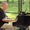 Le pianiste et compositeur britannique Rick Wakeman CBE donne un concert exceptionnel pour des ours rescapés au Centre de sauvetage des ours du Vietnam, dans le parc national de Tam Dao, le 24 septembre. Photo : VNP