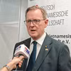 Le vice-président du Bundestag allemand, Bodo Ramelow, au micro de l’Agence vietnamienne d’information (VNA). Photo : VNA