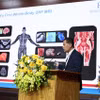 Le professeur associé Lê Tuân Linh, directeur adjoint de l’Hôpital universitaire de médecine de Hanoi et directeur du Centre d’imagerie diagnostique, évoque les capacités supérieures du système d’IRM 5T. Photo fournie par l’hôpital
