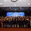 Les délégués posent pour une photo de groupe lors de la conférence de promotion du commerce et des investissements avec des entreprises tchèques organisée par la province de Phu Tho au centre commercial Sapa, à Prague, le 27 octobre. Photo : VNA