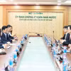 La présidente de la Commission des valeurs mobilières du Vietnam (SSC), Vu Thi Chân Phuong s’entretient avec le directeur général adjoint du groupe des marchés de capitaux de l’Autorité monétaire de Singapour (MAS), Lim Tuang Lee. Photo : SSC