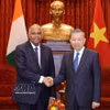 Le secrétaire général du Parti communiste du Vietnam et président de la République, Tô Lâm (à droite) reçoit le président de l’Assemblée nationale de Côte d’Ivoire, Patrick Achi, à Hanoi, le 24 août. Photo : VNA