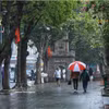 Un coin du lac Hoàn Kiêm à Hanoï par temps de pluie. Photo: VNA
