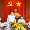 Le vice-Premier ministre permanent Pham Gia Tuc (debout) lors de la séance de travail avec les autorités de la province de Tây Ninh. Photo : VNA