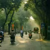 La circulation s'écoule dans une rue de Hanoi au matin du 26 septembre.. La masse d'air froid devrait apporter des orages épars dans les jours à venir. Photo : laodong.vn