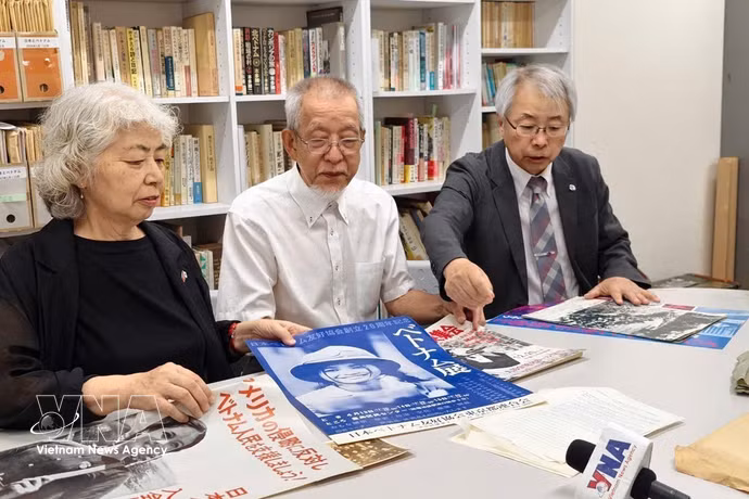 Des membres de longue date de l’Association d’amitié Japon-Vietnam évoquent leurs souvenirs de l’époque où ils s’engageaient dans le mouvement de solidarité avec le Vietnam. Photo: VNA