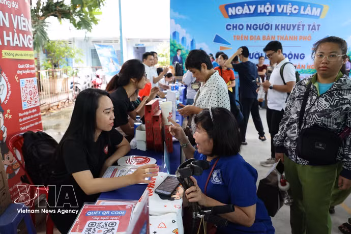 Des personnes handicapées à la recherche d’un emploi lors d’un salon de recrutement qui leur est dédié. Photo : VNA