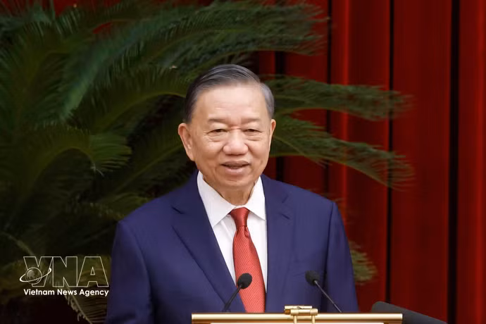 Le secrétaire général du Parti et président de la République, To Lam, prononce un discours lors de la clôture du 4e Plénum du Comité central du Parti communiste du Vietnam du 14e mandat. Photo : VNA