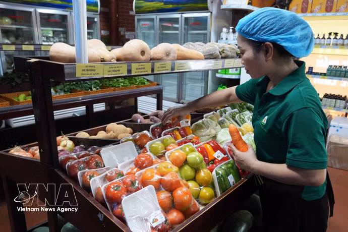 Parmi les groupes ayant enregistré des hausses figurent l’alimentation et les services de restauration (+4,72 %). Photo : VNA