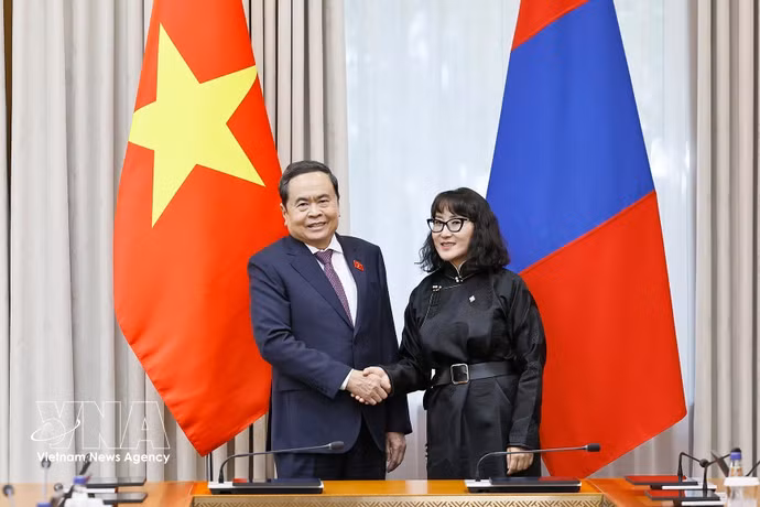 Le président de l’Assemblée nationale (AN) vietnamienne, Tran Thanh Man, a rencontré J. Bayarmaa, présidente du Groupe parlementaire d’amitié Mongolie-Vietnam. Photo : VNA