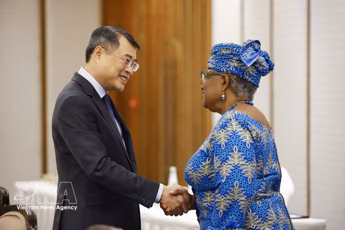 Le Premier ministre Le Minh Hung et la directrice générale de l’OMC Ngozi Okonjo-Iweala. Photo : VNA