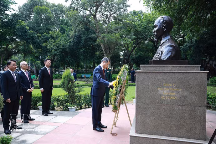Le Premier ministre Le Minh Hung rend hommage au Président Ho Chi Minh à New Delhi. Photo : VNA