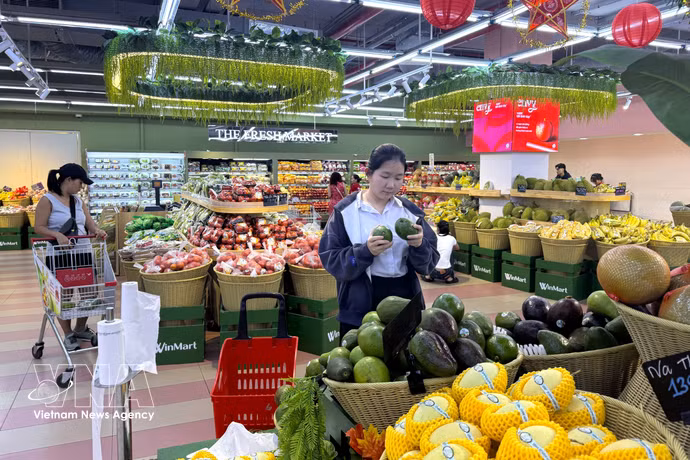 Des fruits sont vendus au supermarché WinMart de Thao Dien, à Hô Chi Minh-Ville. Photo: VNA