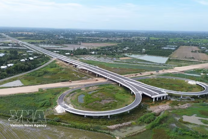 Le projet de construction de l’autoroute Cao Lanh - An Huu, phase 1, représente un investissement total de près de 7 500 milliards de dongs. Photo: VNA