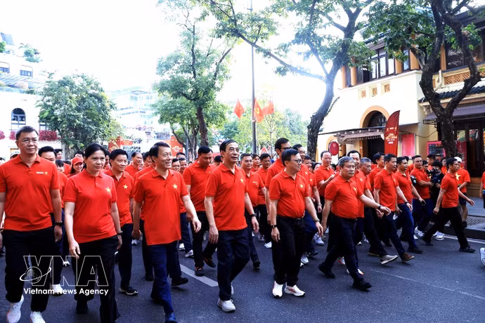 Les délégués participent à la marche autour du lac Hoàn Kiêm. Photo: VNA