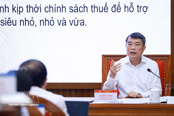 Le Premier ministre Le Minh Hung présente un thème sur le renforcement des capacités de gouvernance. Photo: VNA